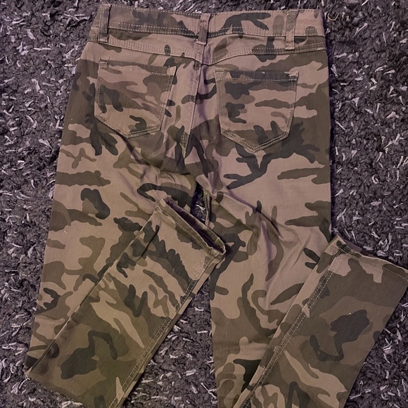 Camo Print Low-Waisted Pants - Picture 2 of 2